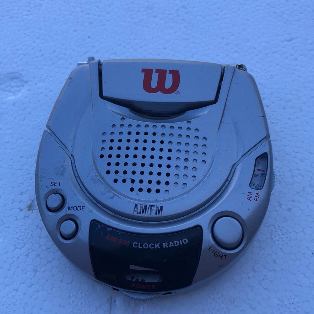 Wilson Travel Alarm Clock Radio AM FM Battery Operated